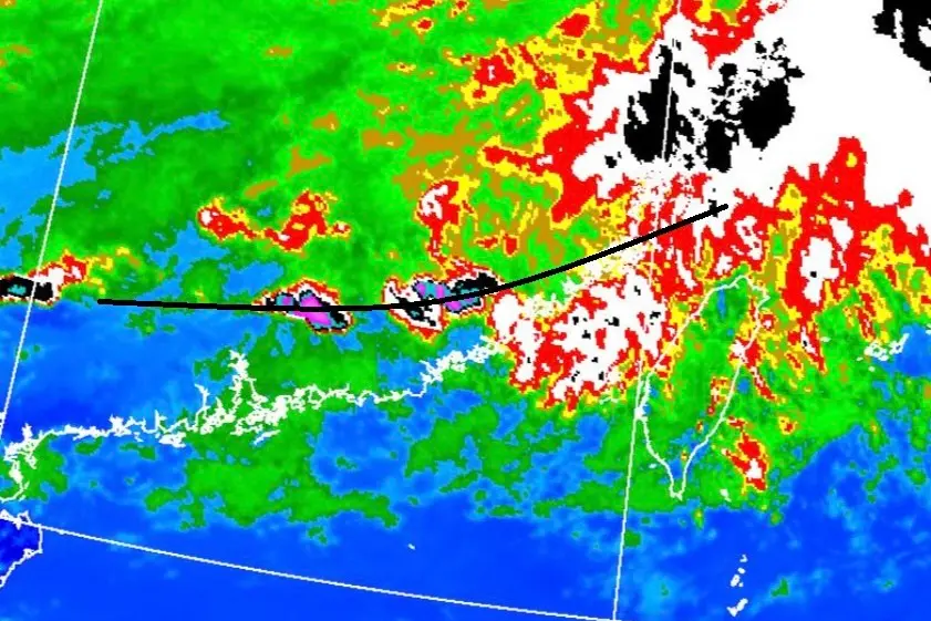▲氣象署前局長鄭明典預告鋒面不穩定入夜後抵達台灣陸地。（圖／取自鄭明典臉書）
