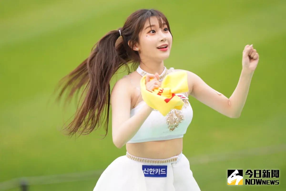 ▲富邦啦啦隊女神李珠珢近期遭到炎上，慘跌落神壇，其中1原因是她初登台灣應援舞台，但舞卻跳得差強人意，頻頻忘記動作，對此有粉絲揭台韓兩地啦啦隊差異，逆風力挺。（圖／讀者提供）