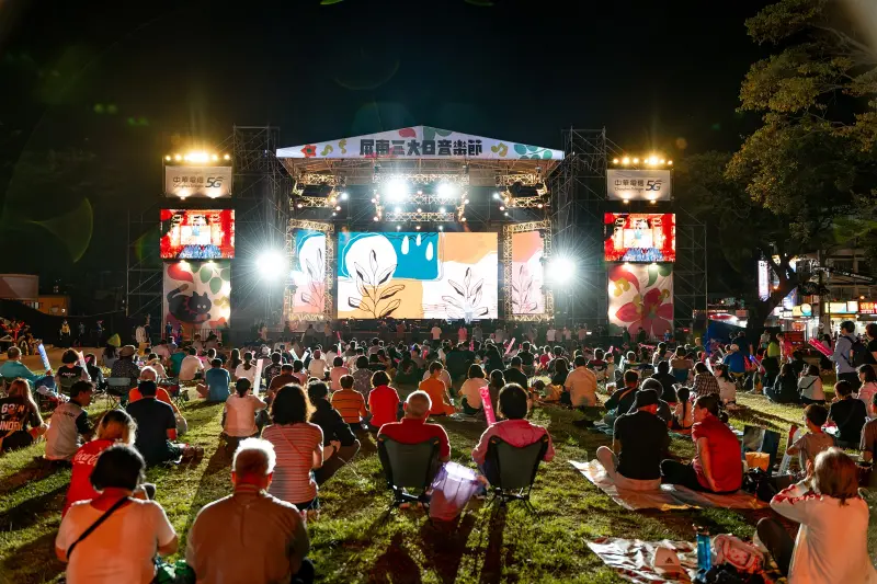 ▲接棒台灣祭熱潮，「屏東三大日音樂節」在屏東縣立體育館前草地盛大展開。（圖／屏東縣府提供）