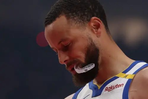 ▲勇士Stephen Curry將再次面對火箭「超級體能怪」Amen Thompson，上役37歲的Curry被徹底撕碎，全場出賽超過32分鐘、10投1中僅拿3分，勇士也吞敗慘跌至附加賽區間。Curry經過超過4天休養，能否做出反擊，後天台灣時間21日見分曉！（圖／美聯社／達志影像）