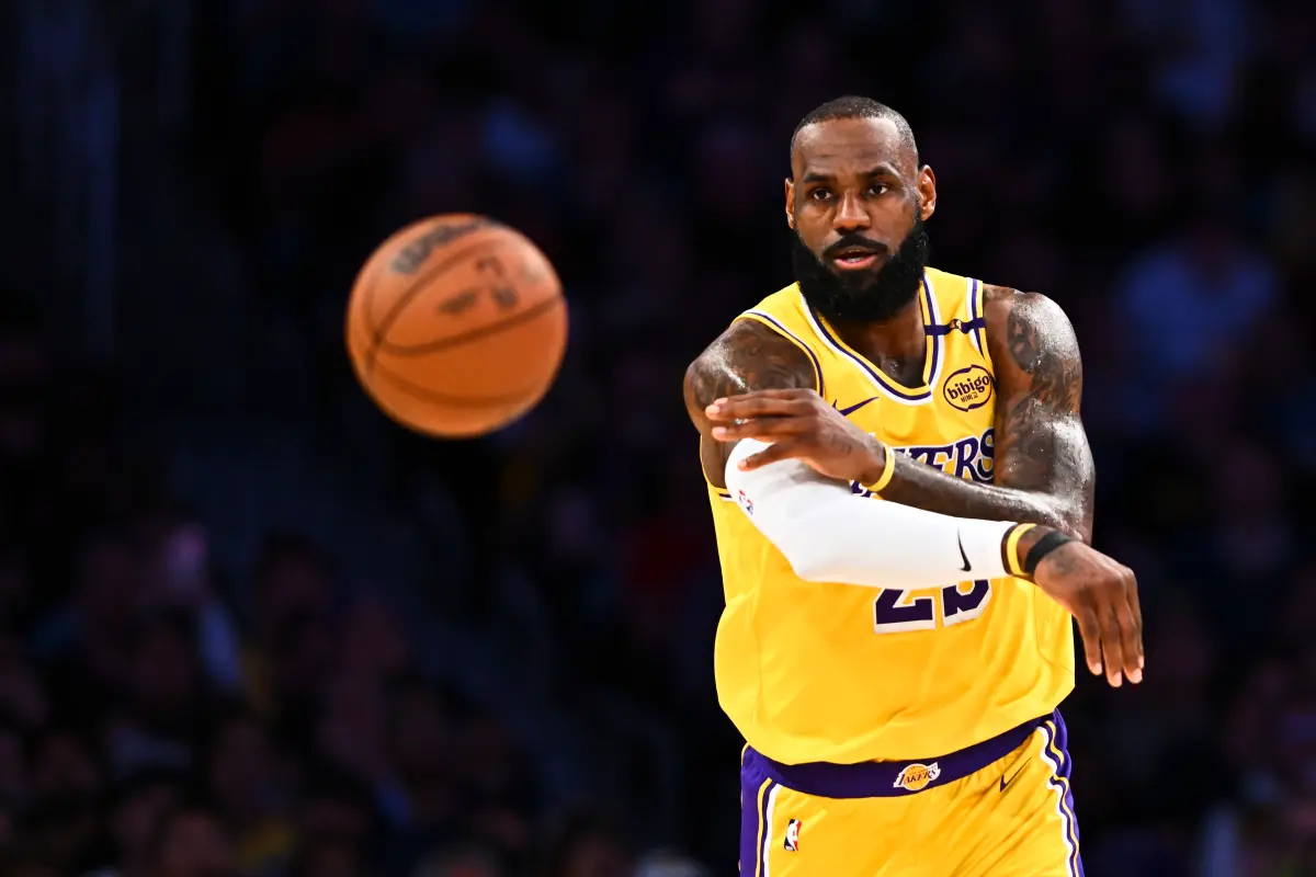 ▲湖人大勝火箭鎖定西區第三種子、迎來近5年首個50勝賽季，但LeBron James在第三節疑似腹股溝拉傷退場，場邊一度氣氛凝重。所幸總教練JJ Redick賽後表示「他沒事」，球迷暫時鬆口氣。（圖／路透／達志影像）