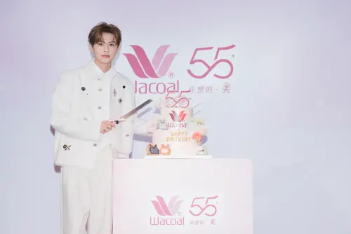 王子 邱勝翊 ▲適逢華歌爾55週年及王子生日,華歌爾準備盛大蛋糕慶祝。(圖/華歌爾提供)