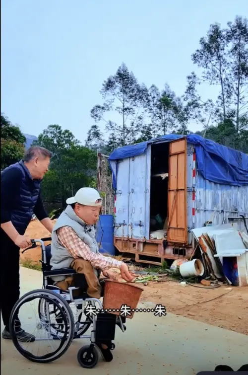 ▲阿吉仔（右）助陣開唱，雞場頓時變舞台。（圖／澎恰恰抖音）