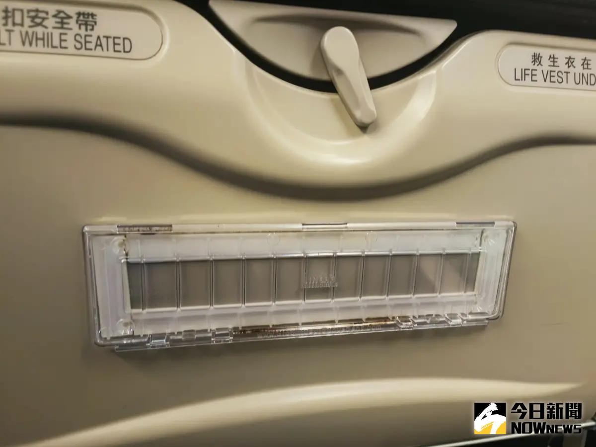 ▲飛機椅背上的廣告插排。（圖／記者許若茵攝）