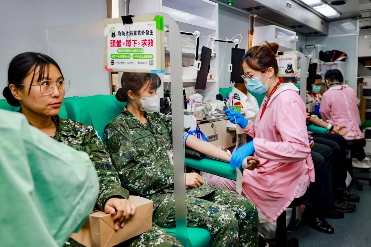 ▲陸軍官校11日在校內舉辦捐血活動，號召軍職同仁與官校學生挽袖參與。（圖／記者莊全成翻攝）