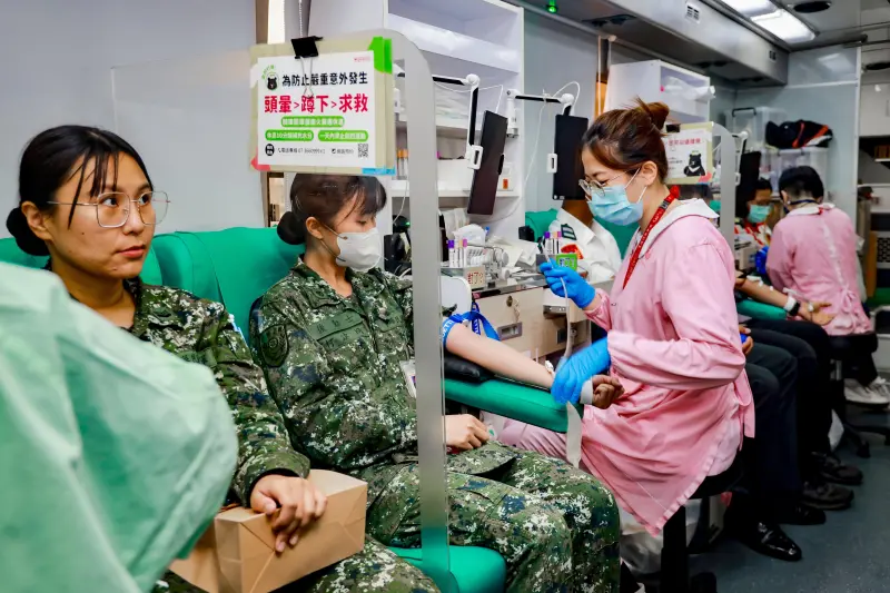 ▲陸軍官校11日在校內舉辦捐血活動，號召軍職同仁與官校學生挽袖參與。（圖／記者莊全成翻攝）
