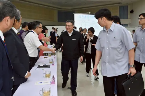 ▲行政院長卓榮泰這幾天不斷與產業界接觸，了解不同業別的困境與需求。（圖／行政院提供，2025.04.12）