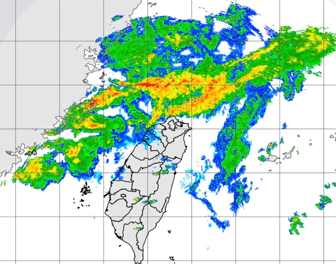 ▲中央氣象署雷達回波可以發現，有大片的雷雨帶準備進入台灣上空。（圖／翻攝自中央氣象署）