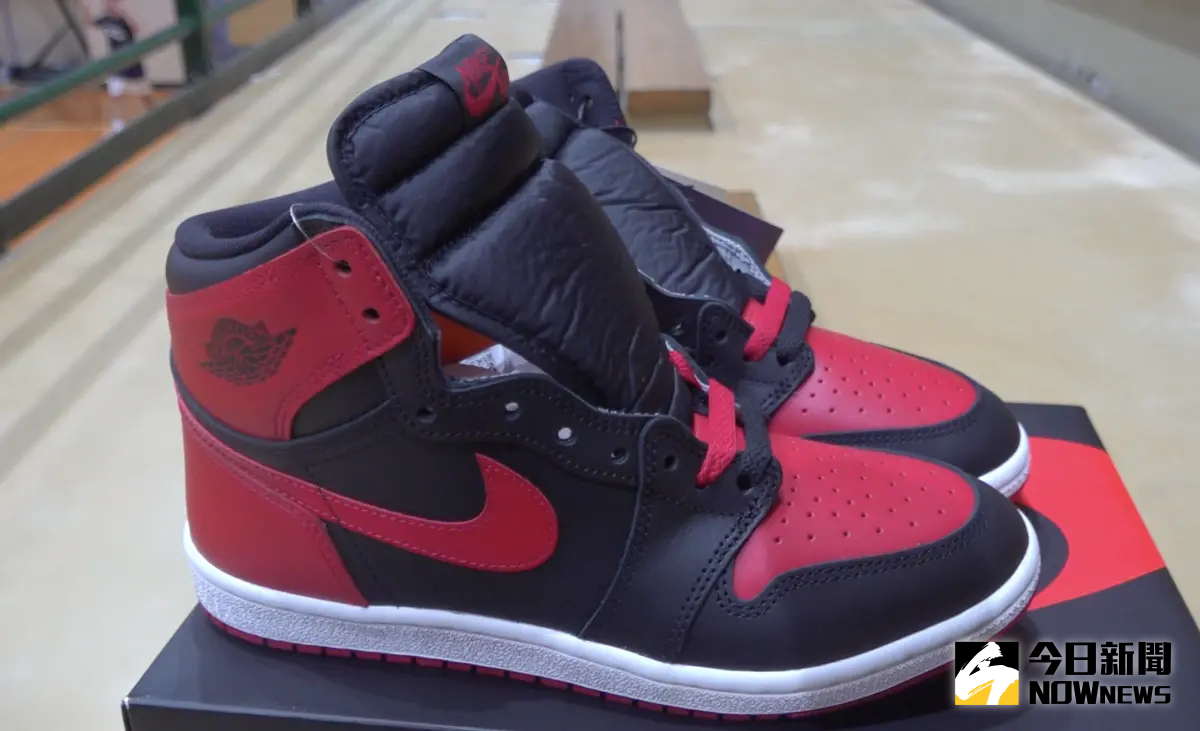 ▲AIR JORDAN 1經典配色重磅復刻，鞋頭表示價格相當驚人。（圖／吳忠育 攝）