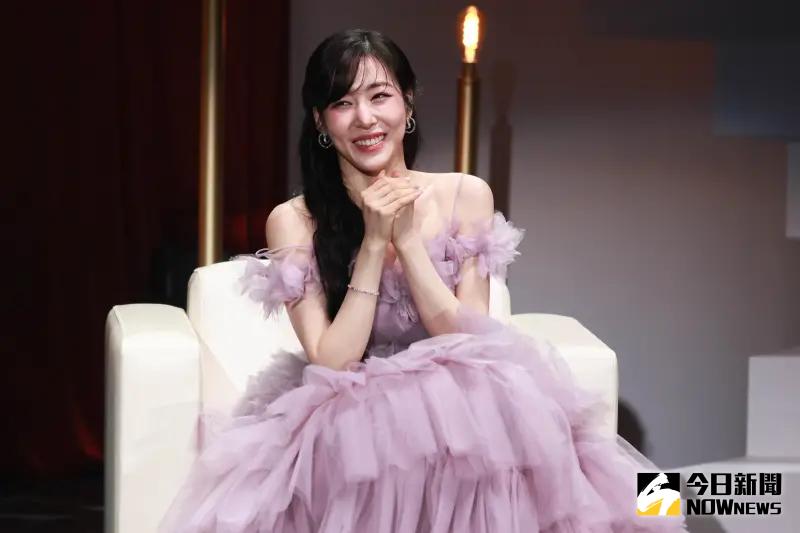 特稿/不愧是天團少女時代!蒂芬妮為台灣粉絲:1人演8人唱到氣喘 ▲「少女時代」Tiffany Young(蒂芬妮)久違來台開唱,當表演到團體金曲《FOREVER 1》、《PARTY》,她一人分飾8角連Rap從頭唱到尾,敬業破表。(圖/記者朱永強攝)