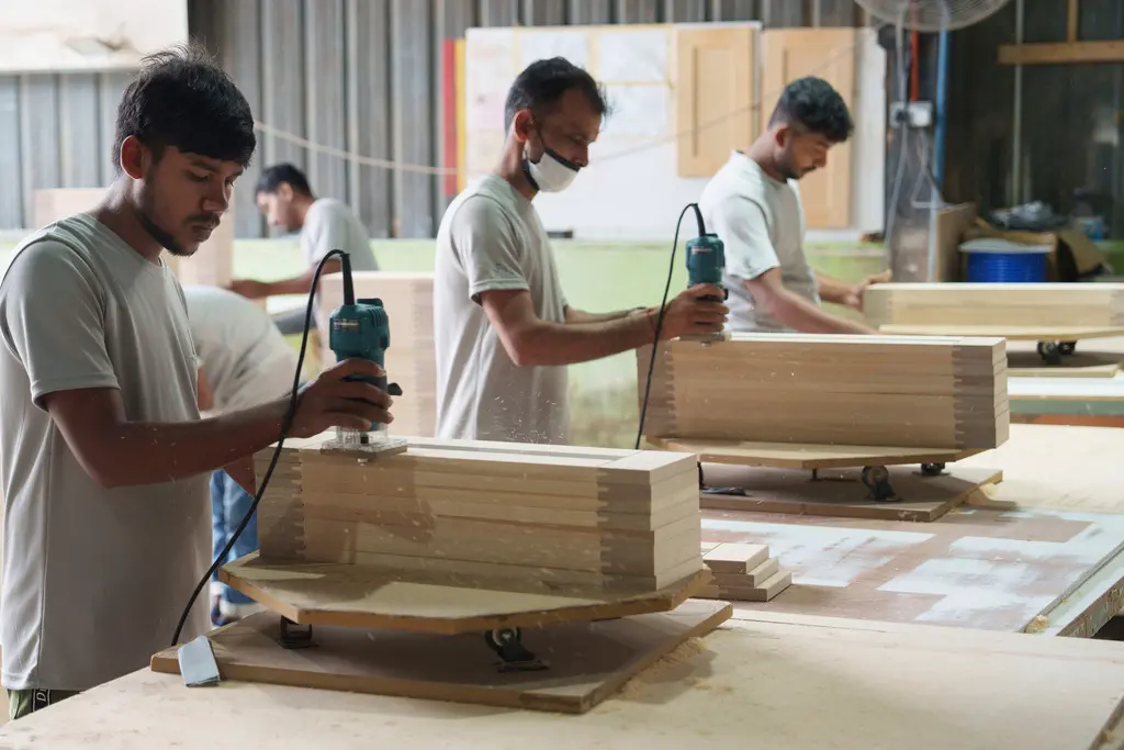 ▲美國總統川普（Donald Trump）對等關稅進入90天暫停期，馬來西亞的傢俱製造商正在日夜趕工，在這90天的關稅豁免期中與時間展開賽跑。（圖／美聯社／達志影像）