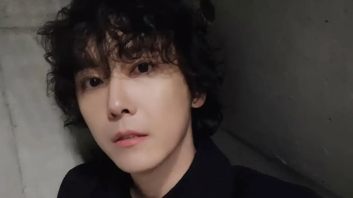 ▲韓國樂團FTISLAND今（12）日於高雄開唱，李洪基（如圖）彩排時，拿著手機跟粉絲瘋狂交換Pokémon GO的角色，還用中文問粉絲：「有超夢嗎」，此舉也讓翻譯老師崩潰表示，怎麼工作還要惡補角色名字！（圖／李洪基IG）