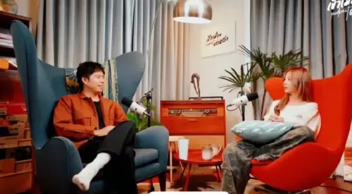 ▲鄭乃馨(右)節目談話一語成災,引來大量網友熱議與評論。(圖/翻攝自微博) ▲鄭乃馨(右)節目談話一語成災,引來大量網友熱議與評論。(圖/翻攝自微博)