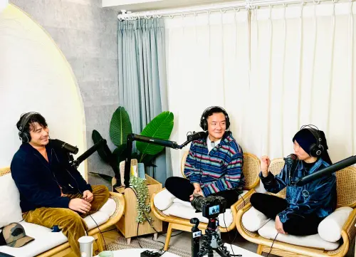 郭彥甫(左)參加Podcast《田定豐的共食好生活》的訪問。(圖/唱戲世界娛樂提供) ▲郭彥甫(左)參加Podcast《田定豐的共食好生活》的訪問。(圖/唱戲世界娛樂提供)