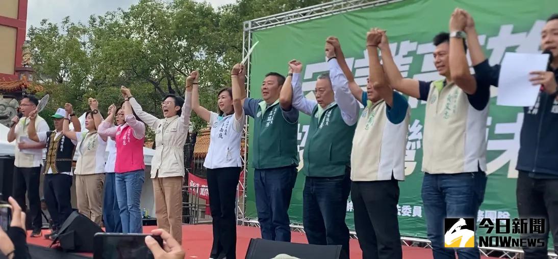 ▲林岱樺今天在龍成宮的宣講與現場參與宣講的民代們一起向與會的民眾致意。(圖／記者郭凱杰攝,25025.04.12)