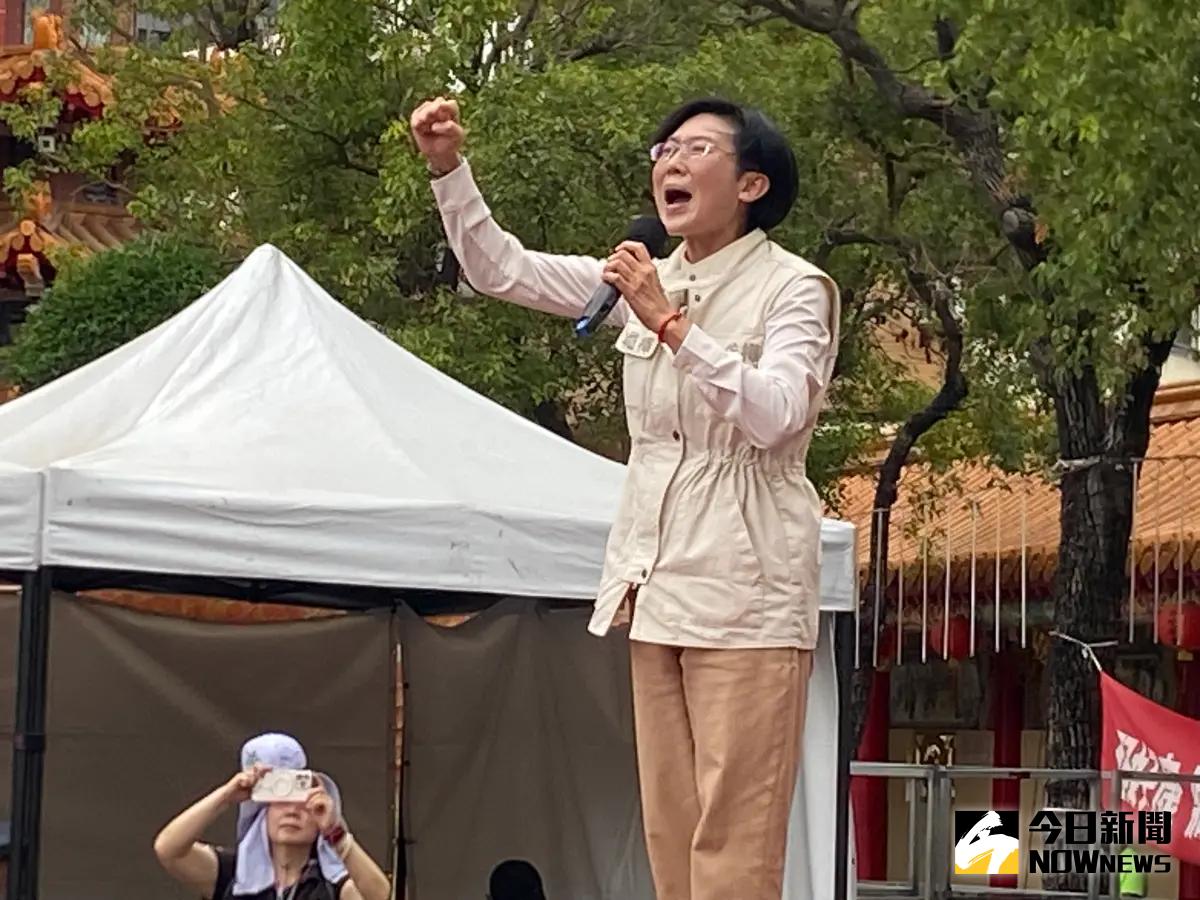 ▲《鏡週刊》報導指出，林岱樺手機對話已遭破解，除了指示會計「調節」詐領公費助理薪資、用便當收據虛報政治獻金等語成涉案鐵證，且對話中還驚見她稱住持「老公」。（圖／記者郭凱杰攝）