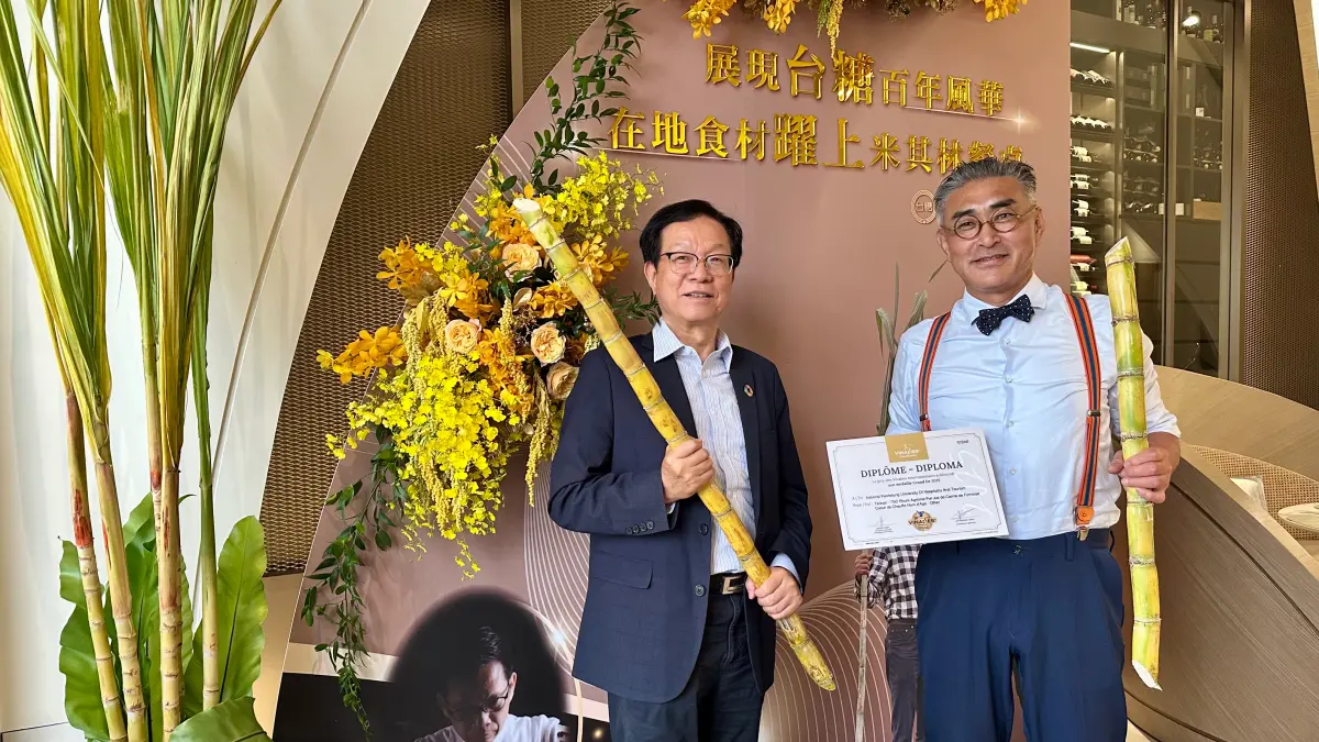 ▲獲得國際賽雙金獎的兩款農藝蘭姆酒，其原料來自台糖具有原生野蔗血統之ROC24號。台糖董事長吳明昌（左）與高餐大副教授農學博士陳千浩（右）合影。（圖／記者陳美嘉攝，2025.04.12）