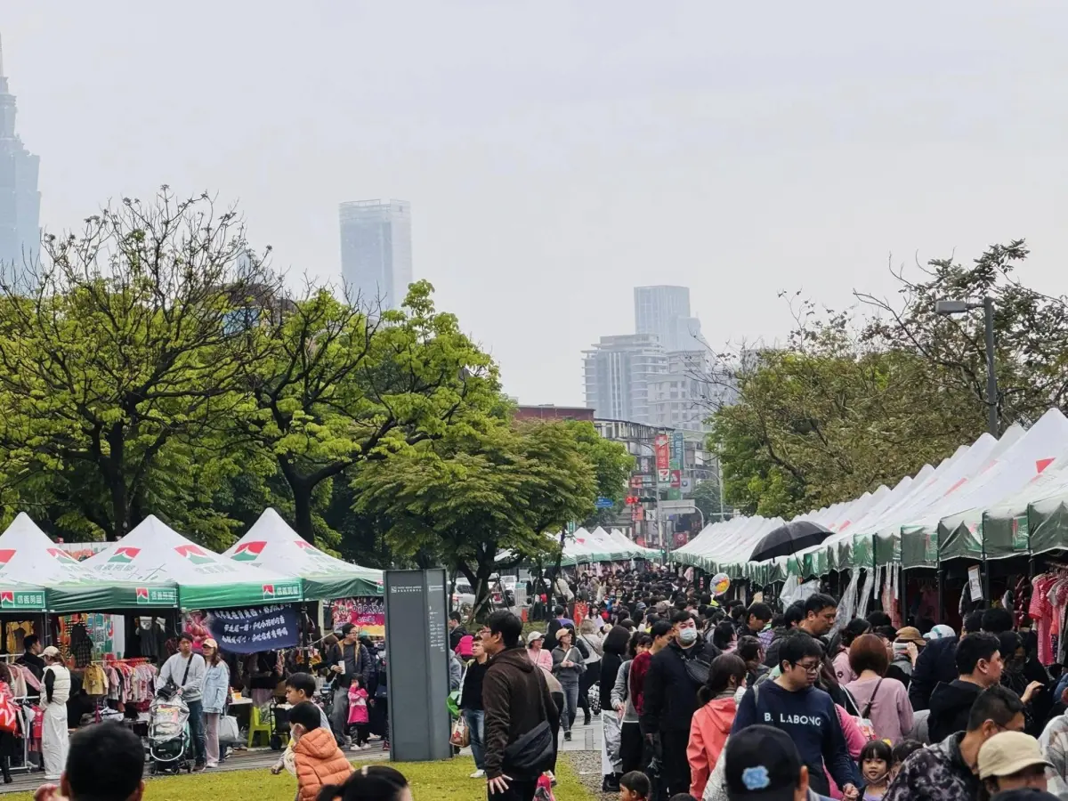 ▲信義房屋發揮「共創美好生活」精神，贊助逾250頂帳篷，設置趣味攤位與親子同樂，共度歡樂兒童月。（圖／信義房屋提供）