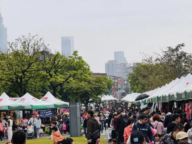 ▲信義房屋發揮「共創美好生活」精神，贊助逾250頂帳篷，設置趣味攤位與親子同樂，共度歡樂兒童月。（圖／信義房屋提供）