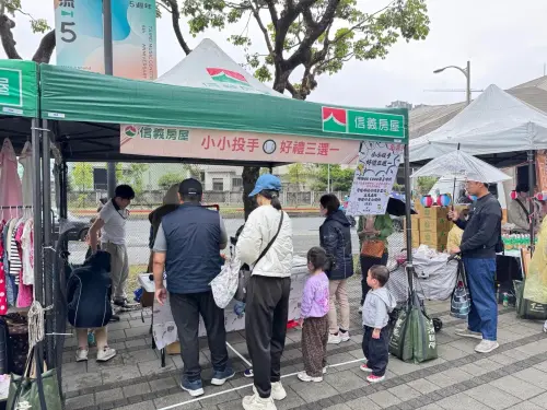 ▲信義房屋同仁化身遊戲關主，展現「社區好鄰居」形象，與民眾親切互動。（圖／業者提供）