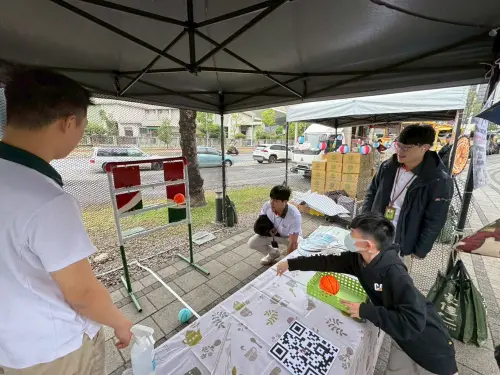 ▲信義房屋設置專屬的互動攤位，小朋友們興奮地排隊挑戰「小小投手」，比賽誰的準頭最好。 （圖／業者提供）