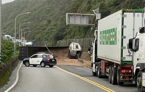 疑天雨路滑!曳引車翻覆台2線 車上木屑灑滿地、阻斷雙向交通