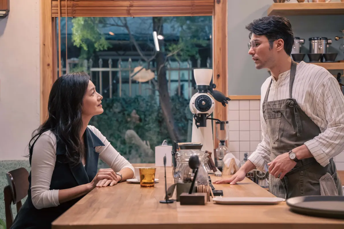 ▲《歡迎光臨 二代咖啡》Janet謝怡芬（左）在劇中與鳳小岳因為一杯「維也納咖啡」而展開浪漫初戀，和隋棠前後任同框，變成大型尷尬現場。（圖／甲普國際媒體提供）