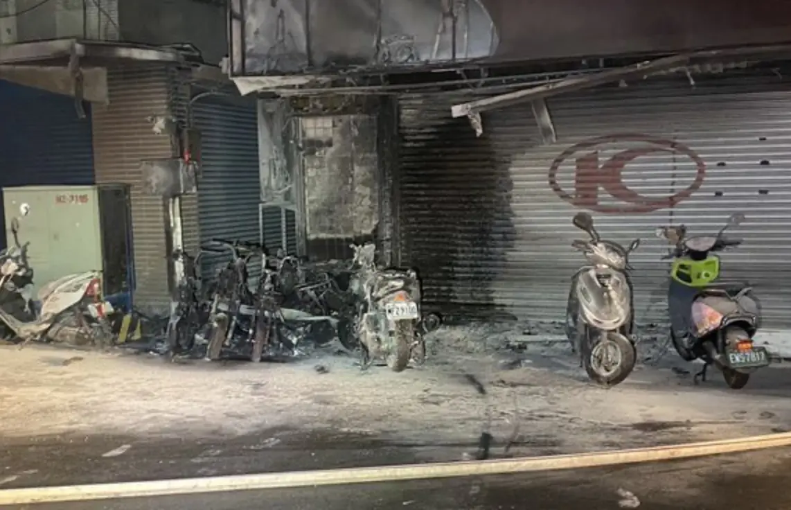 ▲一輛停在新北新莊民有街上的電動機車，因不明原因突然起火燃燒，波及停在一旁的5輛機車、3台電動自行車。（圖／翻攝畫面）