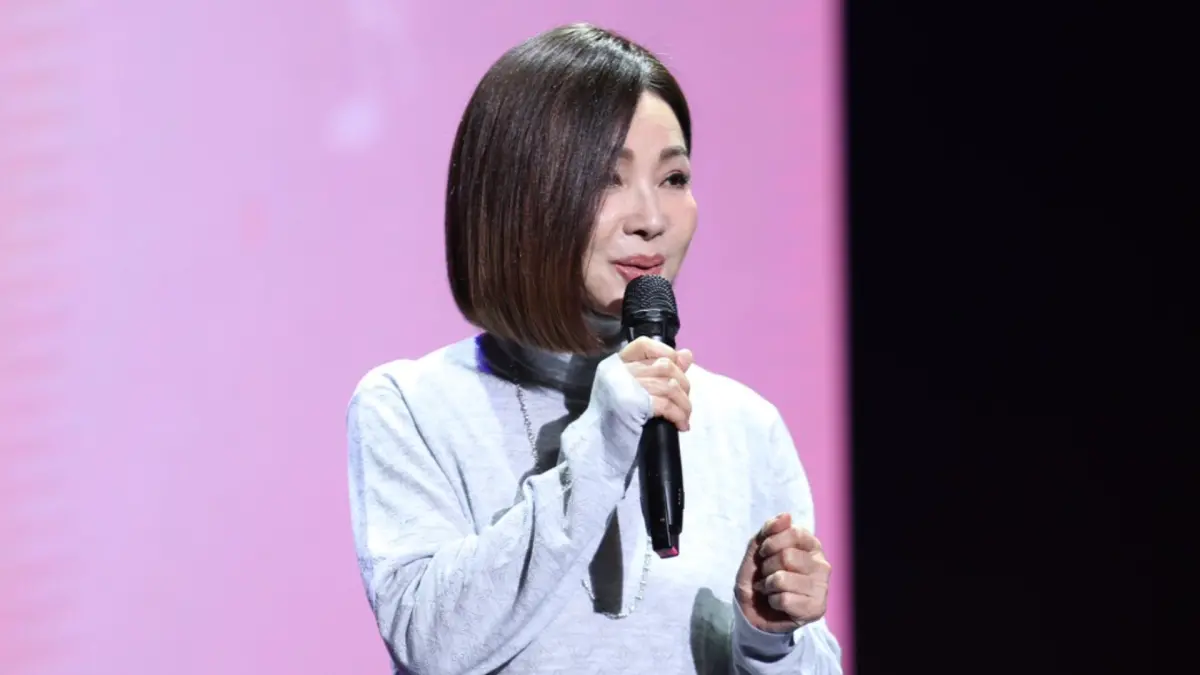 ▲陳美鳳在年初不慎重摔，導致骨裂受傷，一度以輪椅代步，單腳打上石膏，她仍在傷勢稍癒後第一時間投入公益，看到笑容回饋，就感覺一切都值得，甚至忘了疼痛。（圖／台灣優質生命協會提供）