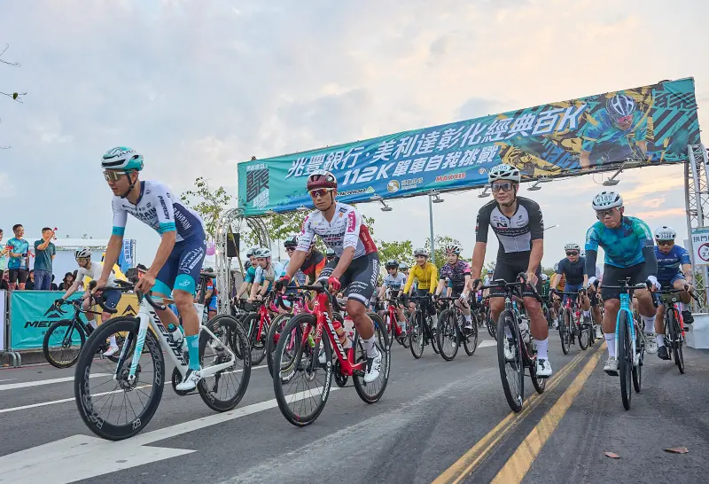 ▲(左起)杜志濠、馮俊凱、彭源堂、李冠賢等職業車手領騎出發，為2025彰化經典百K掀起熱血序幕！(圖/美利達提供)