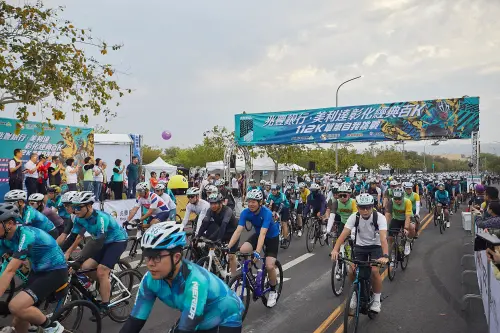 ▲2025彰化經典百K正式開騎！5,千車友衝出起點，挑戰112公里騎行極限。(圖/美利達提供)