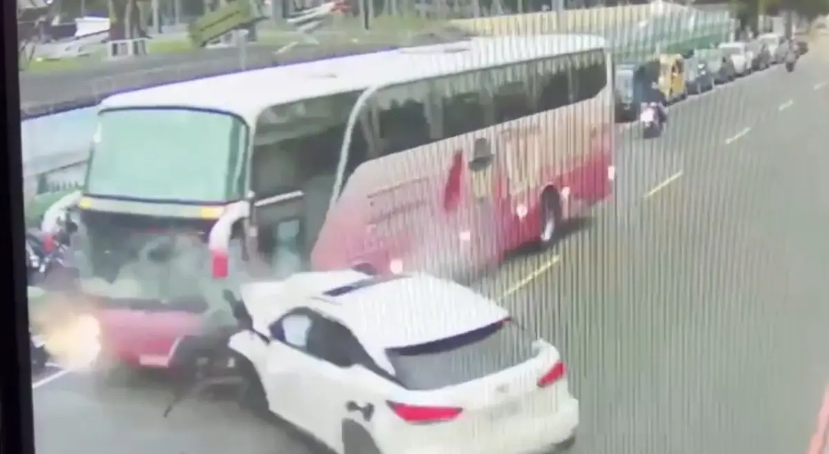 ▲白色休旅車突然跨越雙黃線行駛，逆向撞上遊覽車，造成3人受傷。（圖／警方提供）