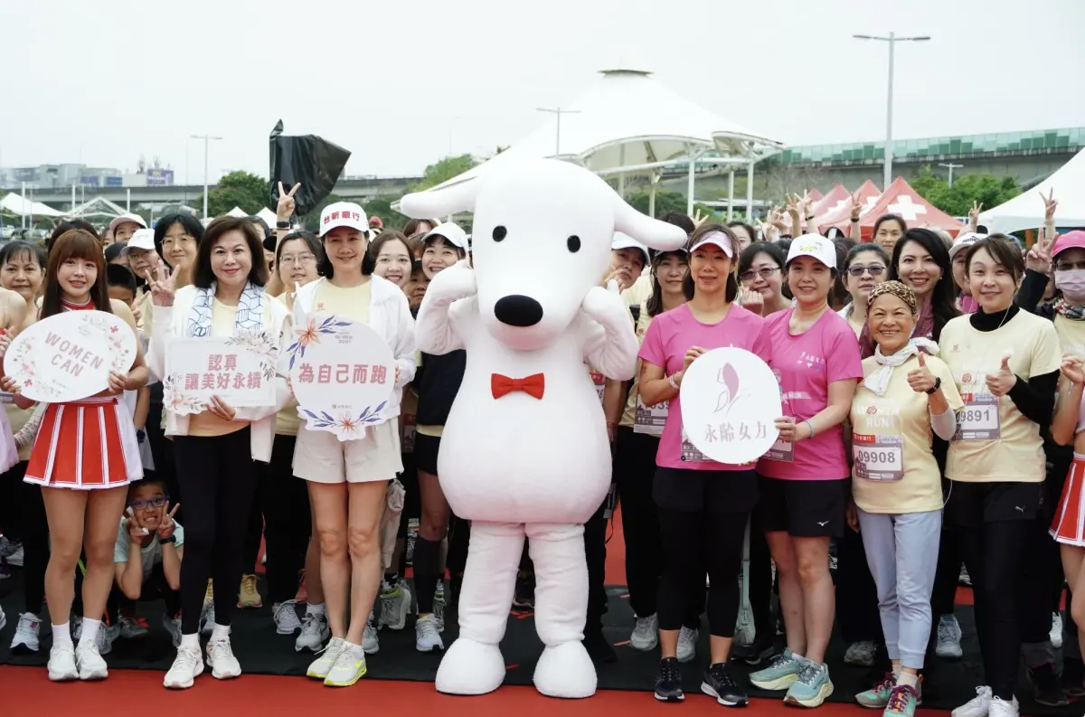 ▲台新金控董事長夫人彭雪芬（左三）與基隆市副市長邱佩琳（左二）、永齡基金會執行長郭曉玲（右四）、台新銀行個金事業總處執行長包國儀（右ㄧ）、台新投顧董事長洪素珍（右二）一起參與2025台新女子路跑，共同為認真的女性加油。（圖／台新銀行提供）