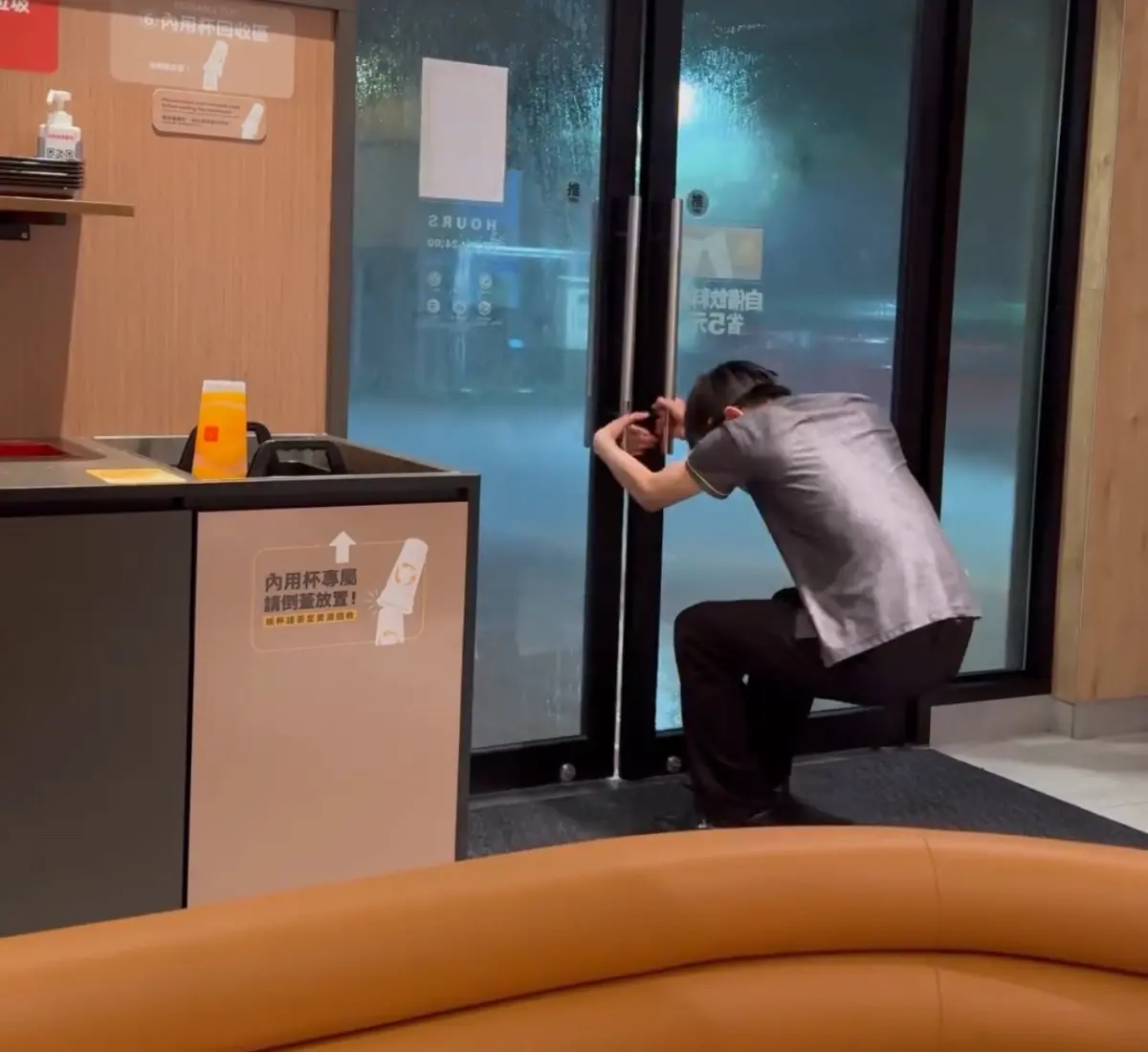 ▲桃園青埔麥當勞員工賣力抵抗風雨關門，網友心疼喊加薪。（圖／記者爆料網）