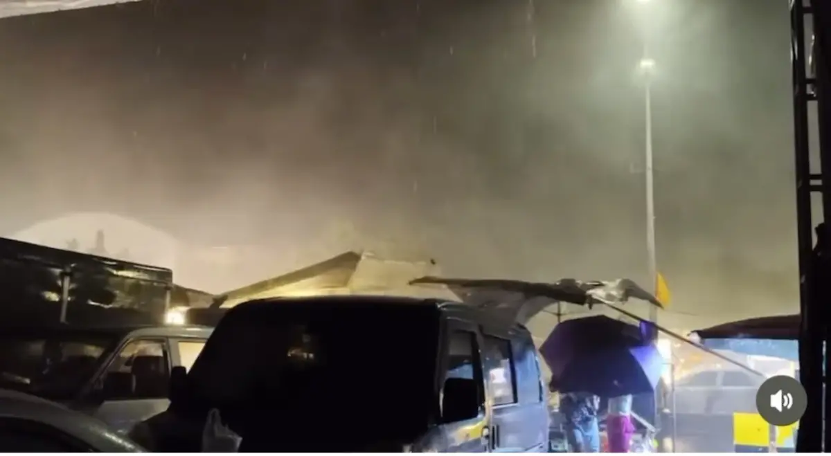 ▲昨（12）日大甲媽回鑾，夜間遇上狂風暴雨，信眾協助兩旁攤販拉緊遮陽傘抵抗風雨。（圖／翻攝wa.zhen1106@threads）