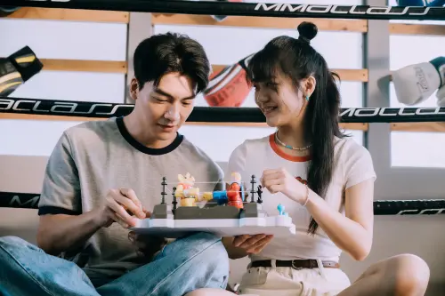 新生代搖滾樂團「庸俗救星」邀請新銳演員李玲葦(右)與張洛偍(左),主演〈我在這裡等你〉與〈你在哪裡?我去找你〉2支MV,兩人在一天內完成超過20場戲,情緒跨度巨大,展現驚人專業度。(圖/橘子集團提供) ▲新生代搖滾樂團「庸俗救星」邀請新銳演員李玲葦(右)與張洛偍(左),主演〈我在這裡等你〉與〈你在哪裡?我去找你〉2支MV,兩人在一天內完成超過20場戲,情緒跨度巨大,展現驚人專業度。(圖/橘子集團提供)