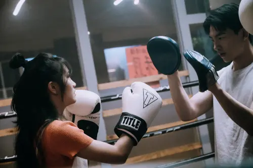 ▲新生代搖滾樂團「庸俗救星」邀請新銳演員李玲葦(左)與張洛偍(右),主演〈我在這裡等你〉與〈你在哪裡?我去找你〉2支MV,兩人在一天內完成超過20場戲,情緒跨度巨大,展現驚人專業度。(圖/橘子集團提供) ▲▲新生代搖滾樂團「庸俗救星」邀請新銳演員李玲葦(左)與張洛偍(右),主演〈我在這裡等你〉與〈你在哪裡?我去找你〉2支MV,兩人在一天內完成超過20場戲,情緒跨度巨大,展現驚人專業度。(圖/橘子集團提供)