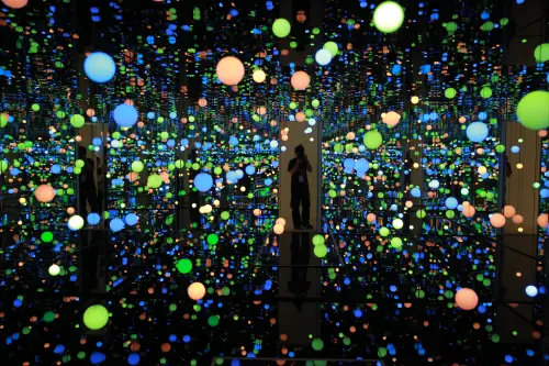 ▲2015年《夢我所夢：草間彌生亞洲巡迴展台灣站》中展出的重點作品之一《無限鏡屋》。（圖片提供／時藝多媒體）