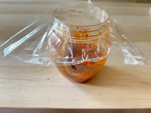 營養師提醒,民眾應把食物放在較深的容器內,使用保鮮膜時,讓它和食物保持適當間隔。(圖/記者張志浩攝) ▲營養師提醒,民眾應把食物放在較深的容器內,使用保鮮膜時,讓它和食物保持適當間隔。(圖/記者張志浩攝)