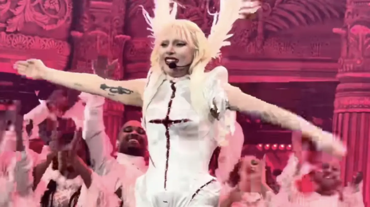 ▲美國天后Lady gaga（女神卡卡；如圖）日前登上2025 Coachella（科切拉）音樂節，台上不僅重現拐杖舞，安可曲更驚喜獻唱〈Bad Romance〉與骷髏頭共舞，長達2小時的「劇場式表演」被外界譽為封神之作。（圖／翻攝自Youtube）