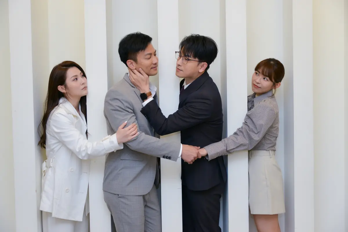 ▲鄒承恩（左2）回歸三立八點檔《願望》，掀起五角戀風暴。左起華千涵、鄒承恩、陳謙文、林萱瑜。（圖／三立提供）