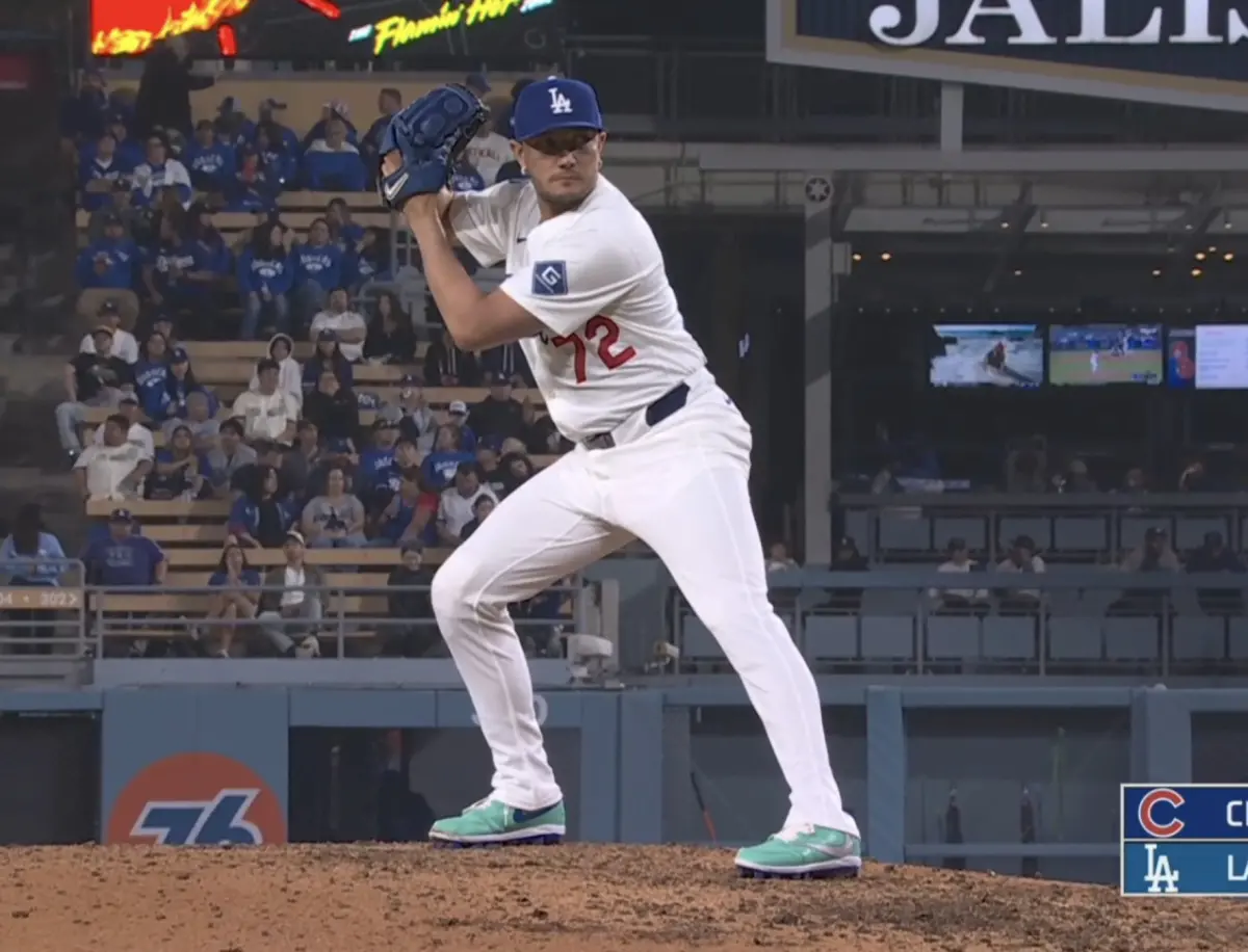 ▲洛杉磯道奇隊今（13）日投手群遭到重創，在此役8局上已被打下多達11分，8局無人出局時，本季首次由野手登板，由36歲的內野手Miguel Rojas登板投球。在比賽已無懸念之時，他也玩心大起，9局無人出局、二壘有跑者時，他模仿當天先發投手——23歲的佐佐木朗希的投球動作，投出了有趣的一球。（團／翻攝自X）