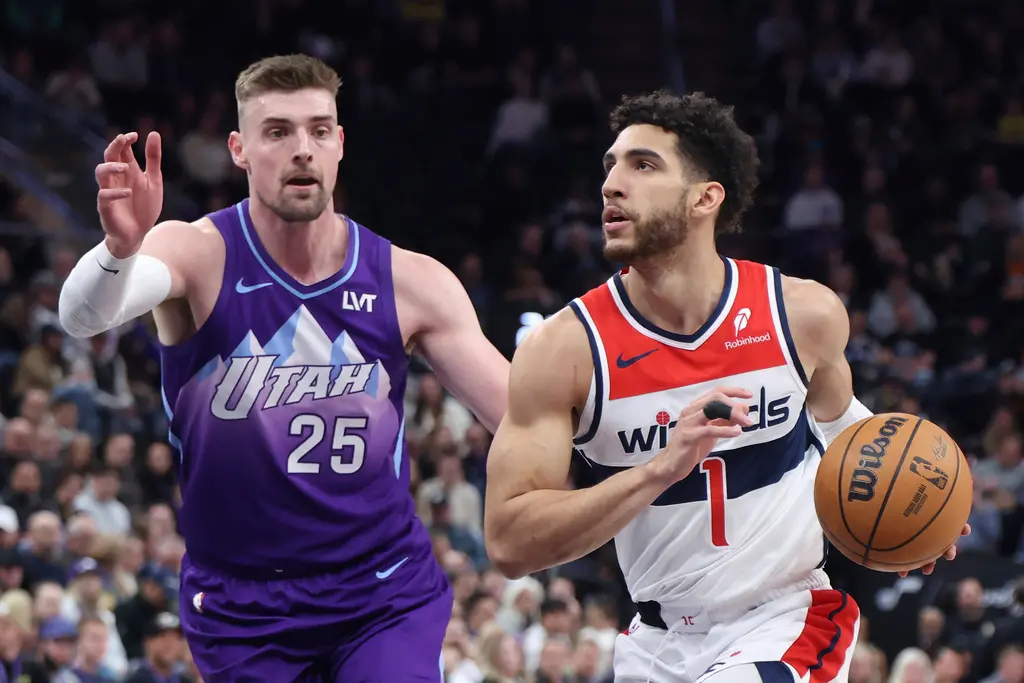 ▲猶他爵士與華盛頓巫師——正站上樂透抽籤前線，共同爭奪今年狀元籤的最高機率。兩隊目前戰績同為17勝64敗，並列聯盟墊底，如果最終戰績仍然相同，NBA將透過擲銅板的方式決定誰擁有較高順位的選秀籤位。（圖／美聯社／達志影像）