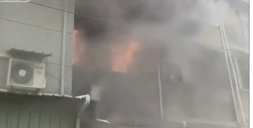 ▲台南市仁德區三甲八街某民宅，今（13）日中午12點多突然傳出火警，警消獲報到場將受困陽台的1名民眾救出。（圖／記者爆料網）