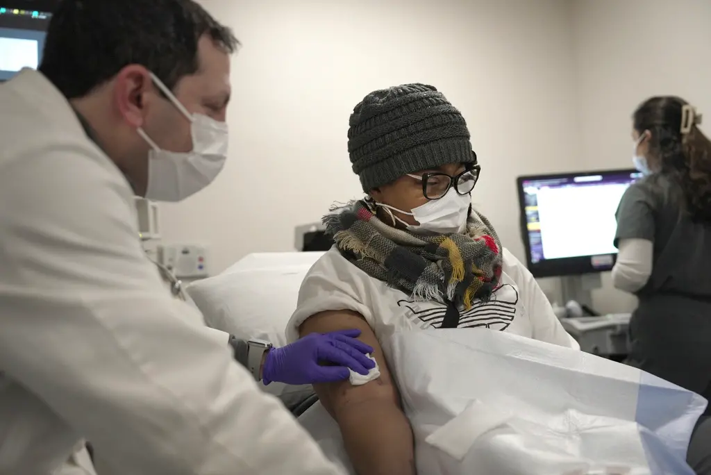 ▲美國女子盧尼去年11月接受基改豬腎移植手術，但經過130天後仍因排斥反應而摘除。圖為盧尼今年1月回醫院追蹤檢查。（圖／美聯社／達志影像）