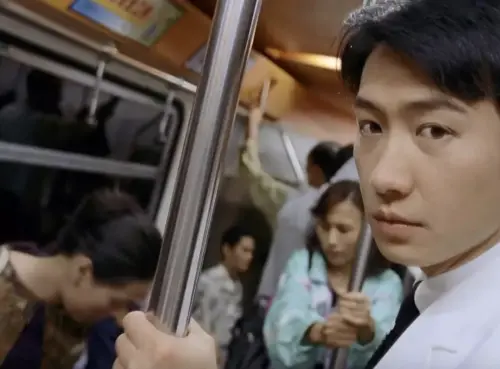 ▲黎明（右）在地鐵上拍《賭神3》，並沒有被乘客理會，也無騷動，拍攝相當順利。（圖／摘自IMDb）