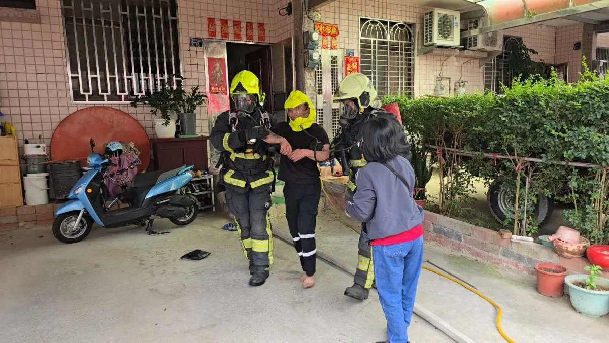 ▲苗栗縣頭份市濫坑里某民宅，在今（13）日下午1點37分傳出火警，警消到場救出2名受困民眾。（圖／苗栗縣消防局提供）