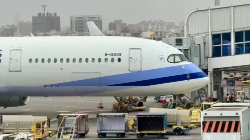 ▲今天8時49分中華航空一架桃園飛往新加坡班機機務訊號異常，於下午13時45分平安轉降高雄。(圖／記者郭俊暉攝，2025.4.13)