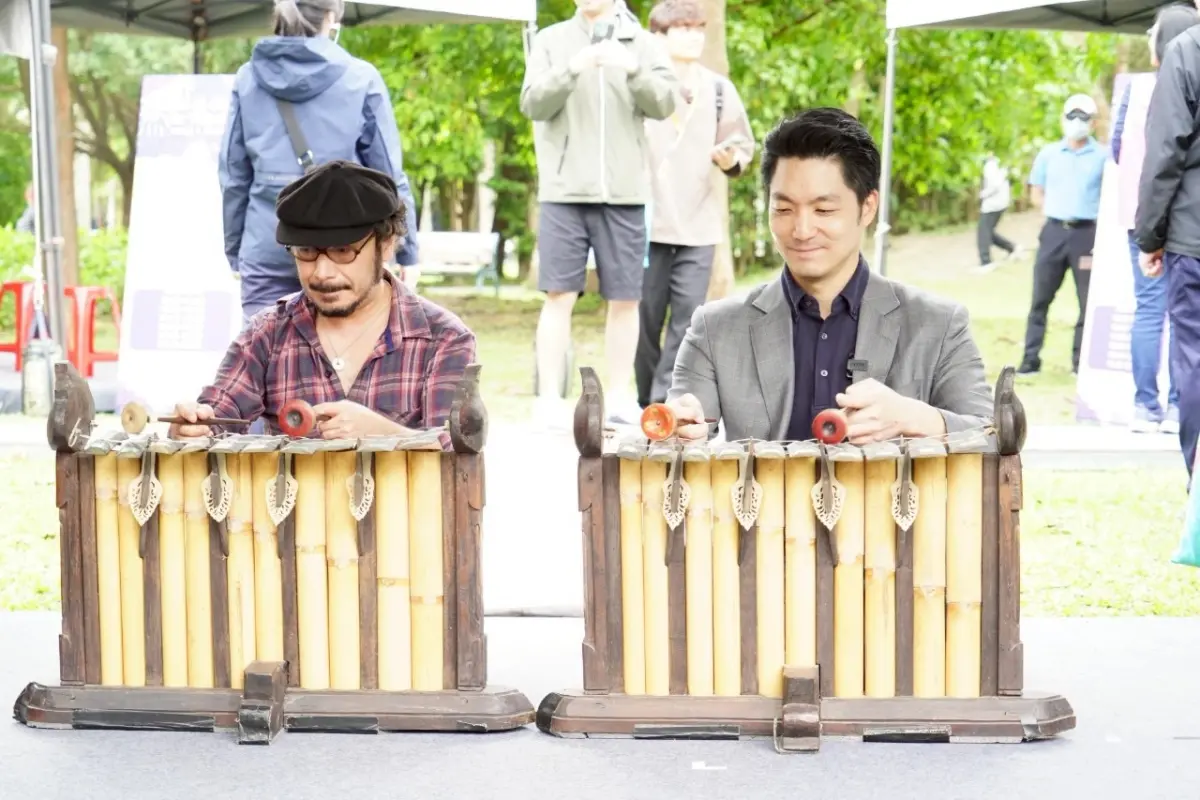 ▲台北市長蔣萬安（右）在穆斯林開齋節活動體驗甘美朗鼓樂演奏。（圖／台北市政府提供，2025.04.13）