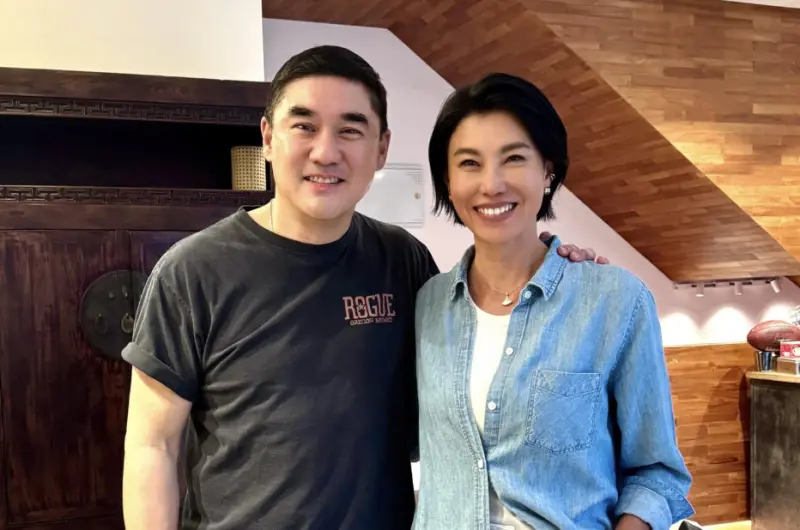 ▲徐曉晰（右）分享與吳大維（左）的合照，兩人曾是MTV音樂頻道的知名VJ，合體掀起回憶殺。（圖／翻攝自徐曉晰臉書）